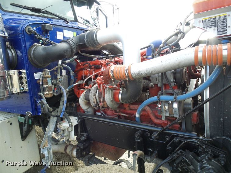 image for item DD1758 2013 Peterbilt 389 vacuum truck