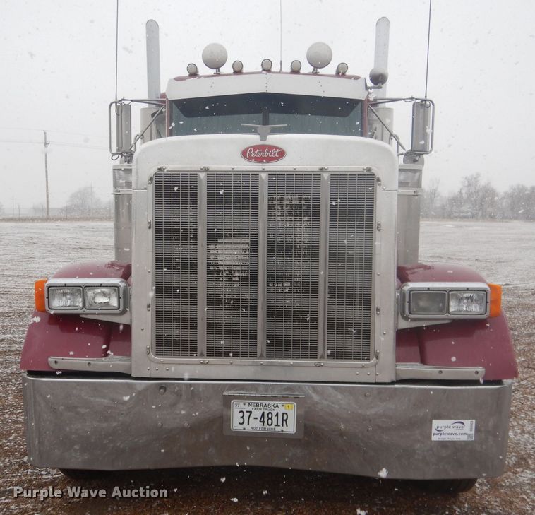 image for item DG5928 2001 Peterbilt 379 semi truck
