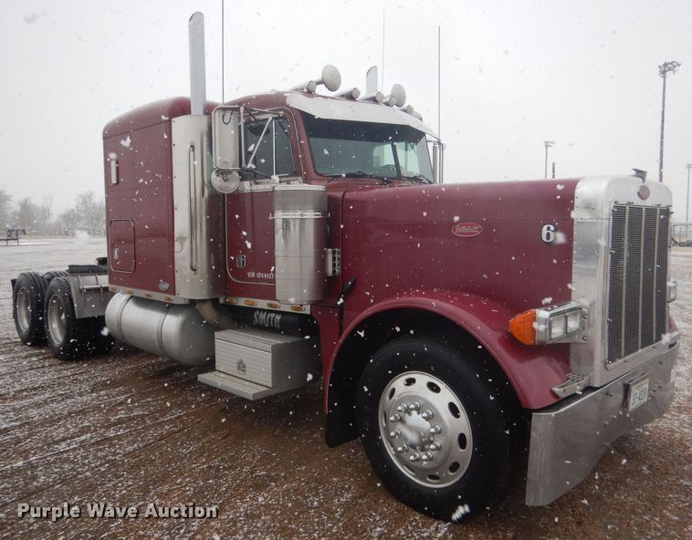 image for item DG5928 2001 Peterbilt 379 semi truck