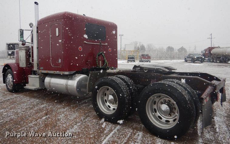 image for item DG5928 2001 Peterbilt 379 semi truck