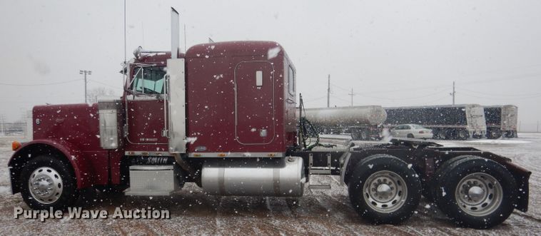 image for item DG5928 2001 Peterbilt 379 semi truck