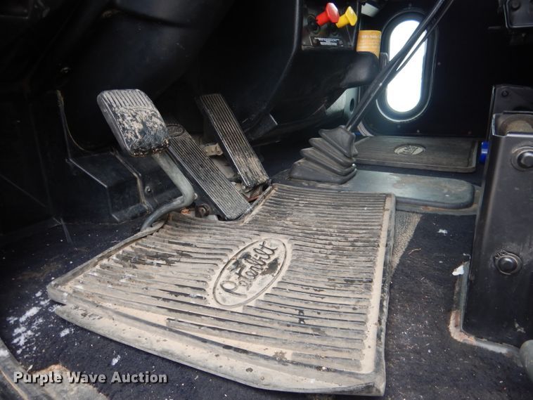 image for item DG5928 2001 Peterbilt 379 semi truck