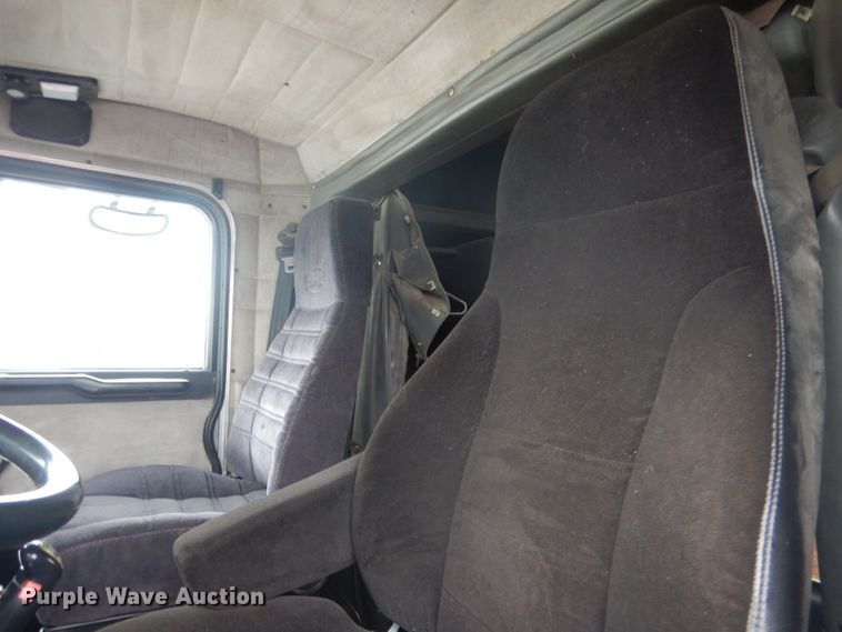 image for item DG5928 2001 Peterbilt 379 semi truck