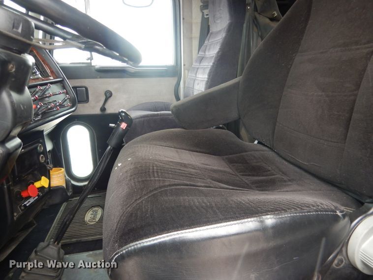 image for item DG5928 2001 Peterbilt 379 semi truck