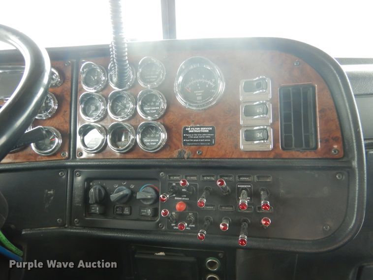 image for item DG5928 2001 Peterbilt 379 semi truck