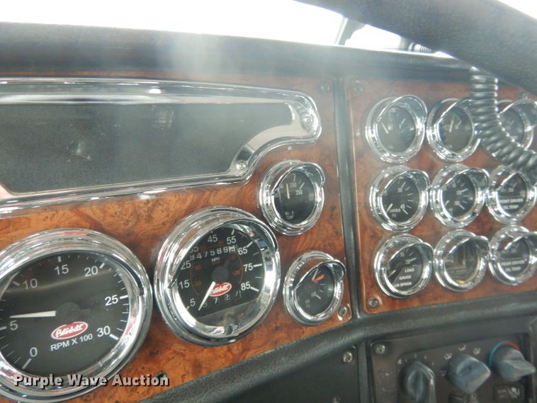 image for item DG5928 2001 Peterbilt 379 semi truck