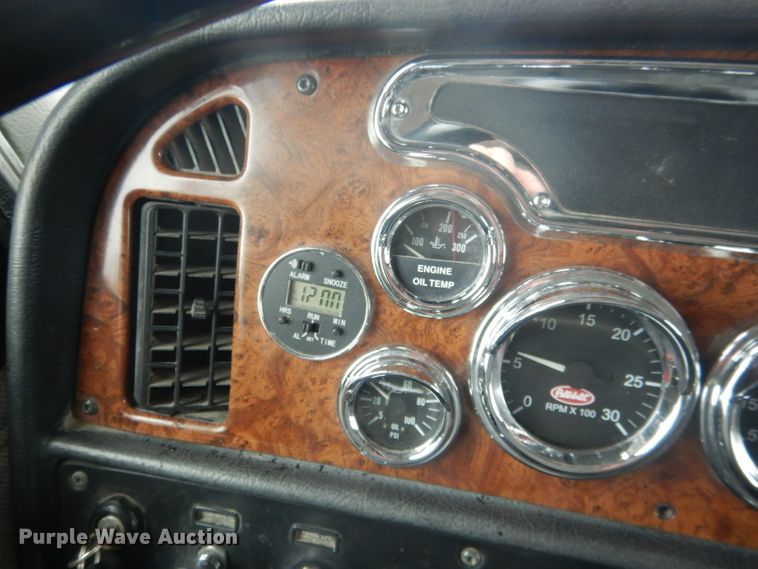 image for item DG5928 2001 Peterbilt 379 semi truck