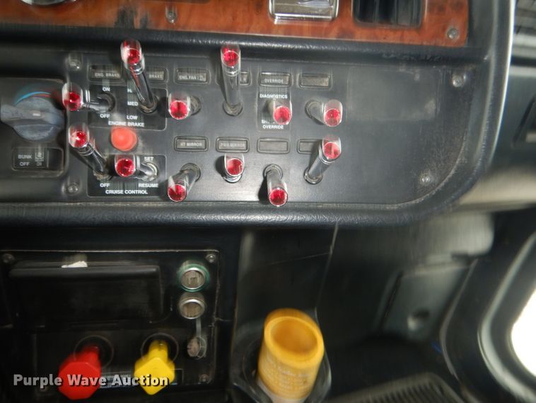 image for item DG5928 2001 Peterbilt 379 semi truck