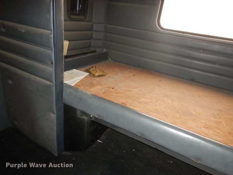 image for item DG5928 2001 Peterbilt 379 semi truck