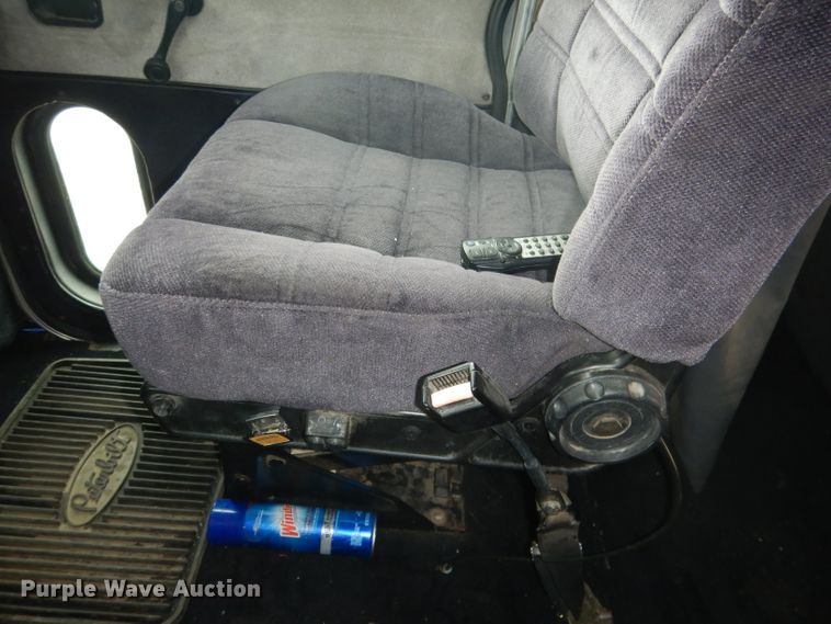 image for item DG5928 2001 Peterbilt 379 semi truck