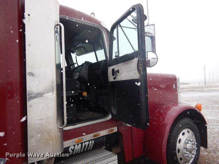 image for item DG5928 2001 Peterbilt 379 semi truck