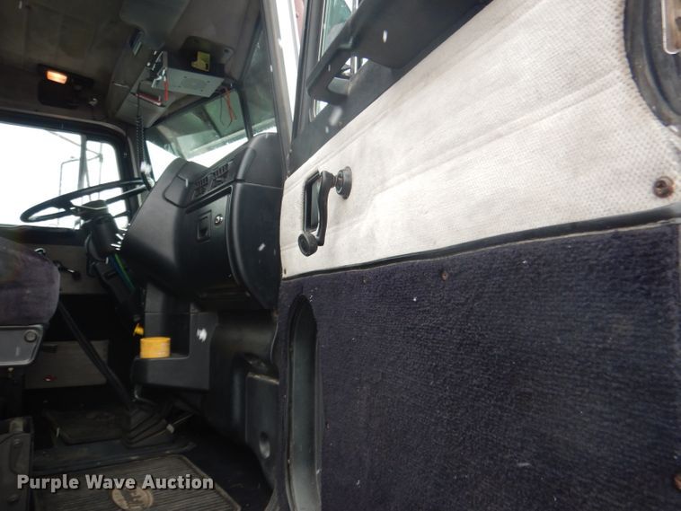 image for item DG5928 2001 Peterbilt 379 semi truck