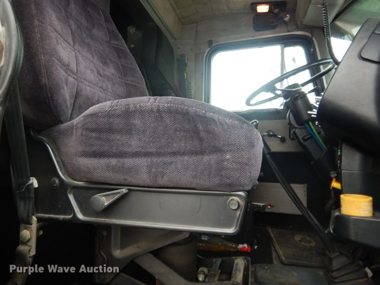 image for item DG5928 2001 Peterbilt 379 semi truck