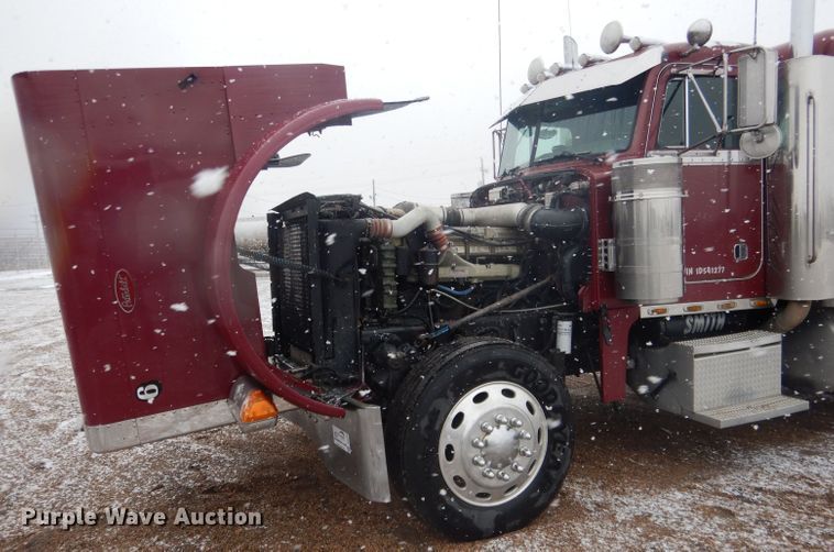 image for item DG5928 2001 Peterbilt 379 semi truck