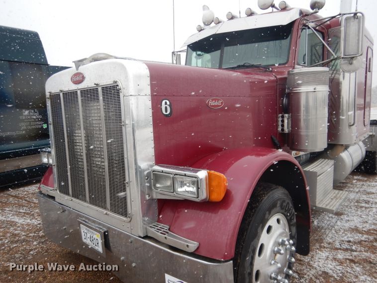 image for item DG5928 2001 Peterbilt 379 semi truck
