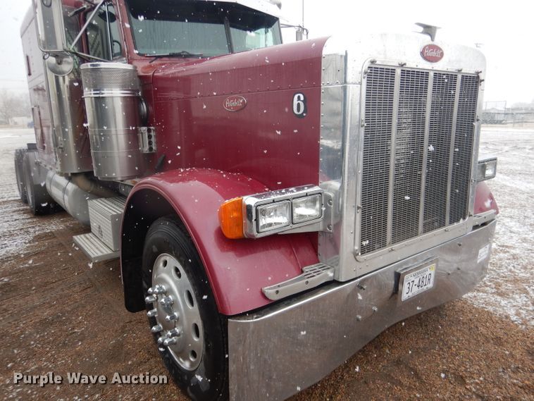image for item DG5928 2001 Peterbilt 379 semi truck