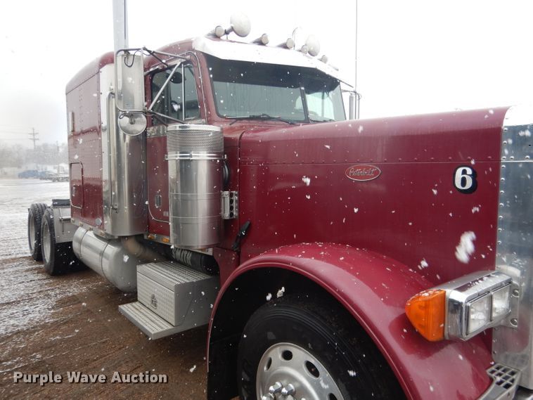 image for item DG5928 2001 Peterbilt 379 semi truck