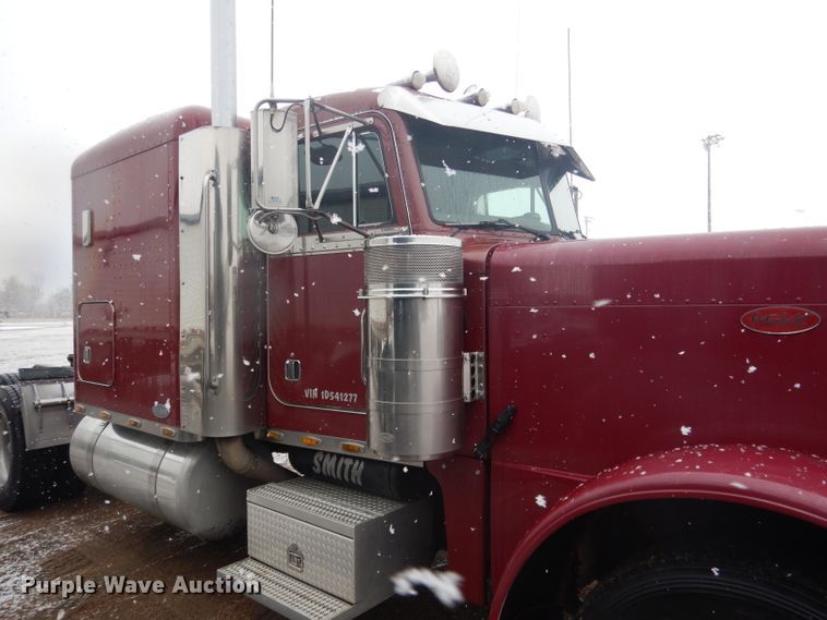 image for item DG5928 2001 Peterbilt 379 semi truck