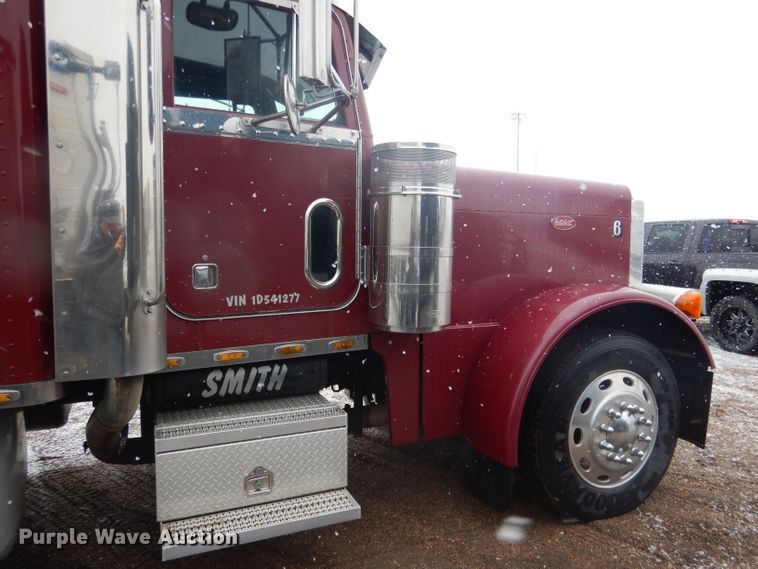 image for item DG5928 2001 Peterbilt 379 semi truck
