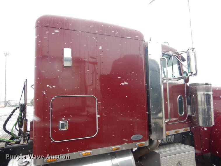 image for item DG5928 2001 Peterbilt 379 semi truck