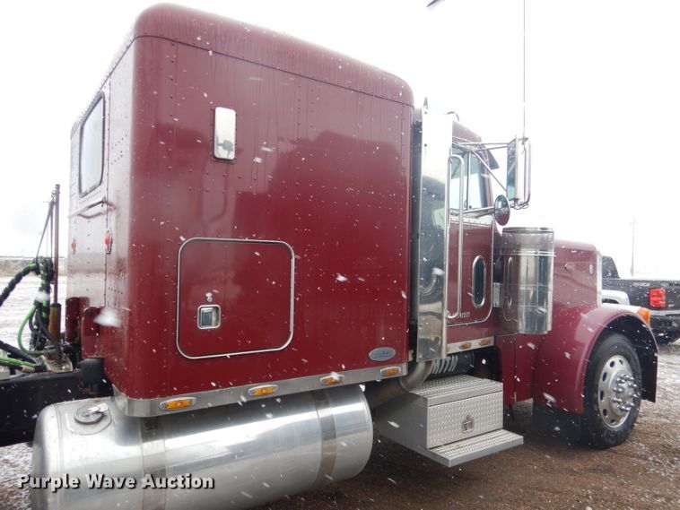 image for item DG5928 2001 Peterbilt 379 semi truck