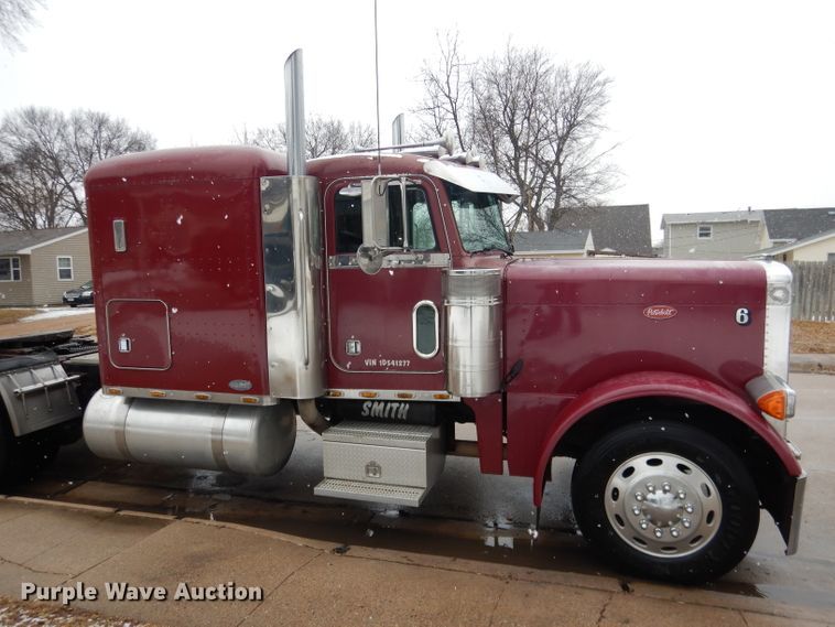 image for item DG5928 2001 Peterbilt 379 semi truck