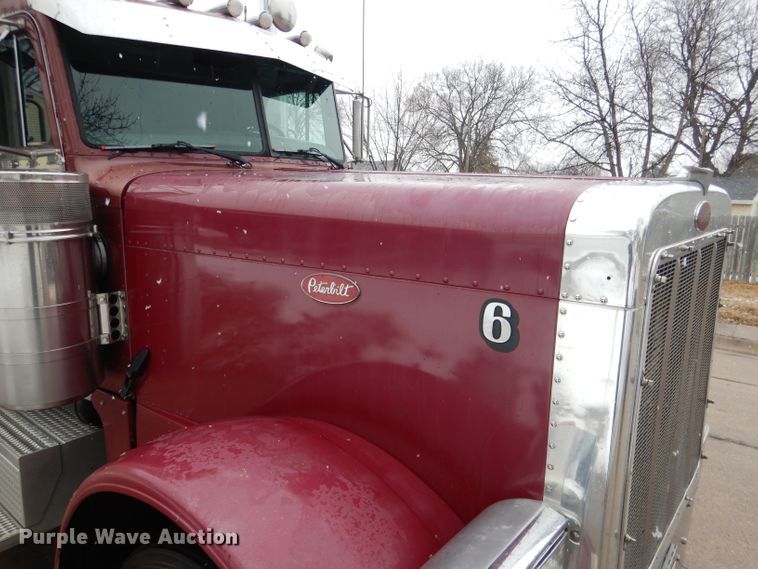 image for item DG5928 2001 Peterbilt 379 semi truck