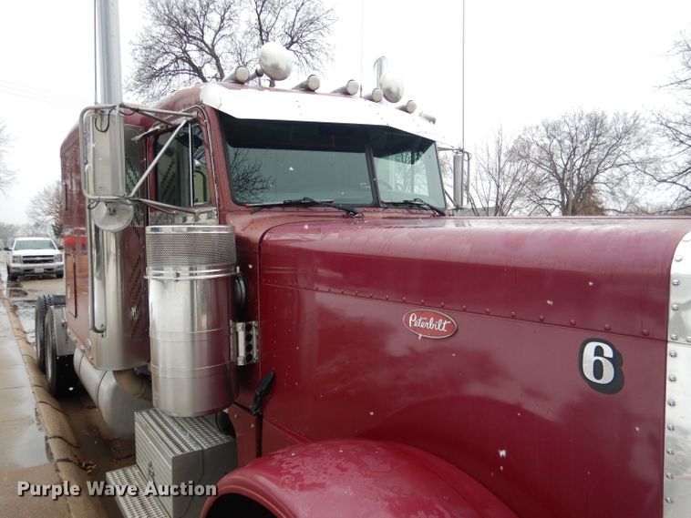 image for item DG5928 2001 Peterbilt 379 semi truck