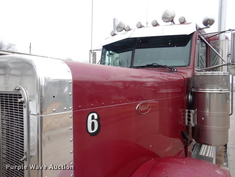 image for item DG5928 2001 Peterbilt 379 semi truck