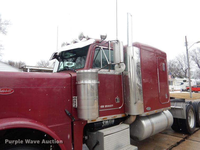 image for item DG5928 2001 Peterbilt 379 semi truck