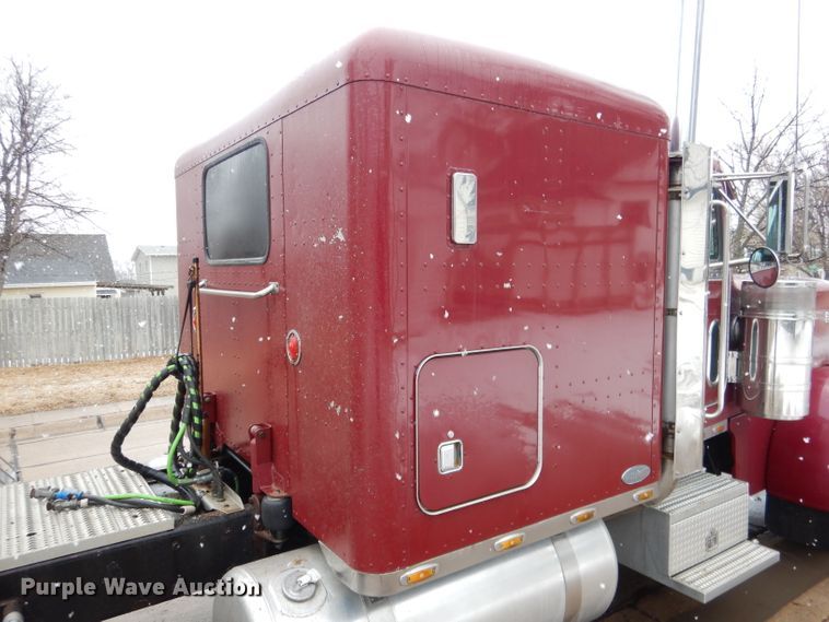 image for item DG5928 2001 Peterbilt 379 semi truck