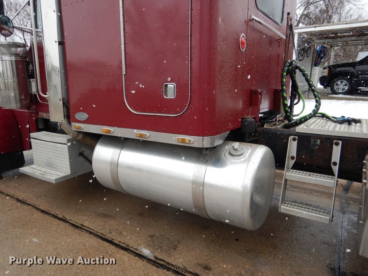 image for item DG5928 2001 Peterbilt 379 semi truck