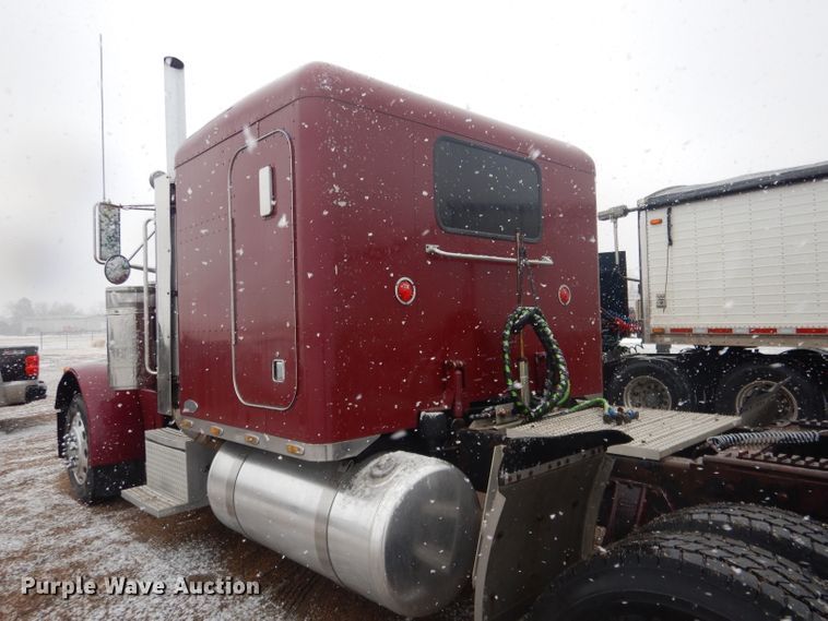 image for item DG5928 2001 Peterbilt 379 semi truck