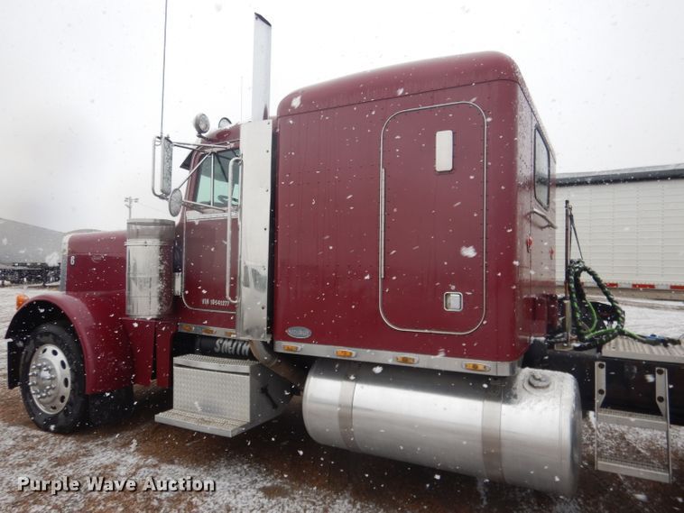 image for item DG5928 2001 Peterbilt 379 semi truck