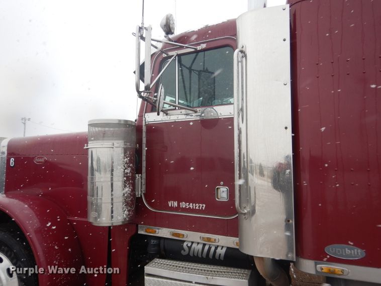 image for item DG5928 2001 Peterbilt 379 semi truck