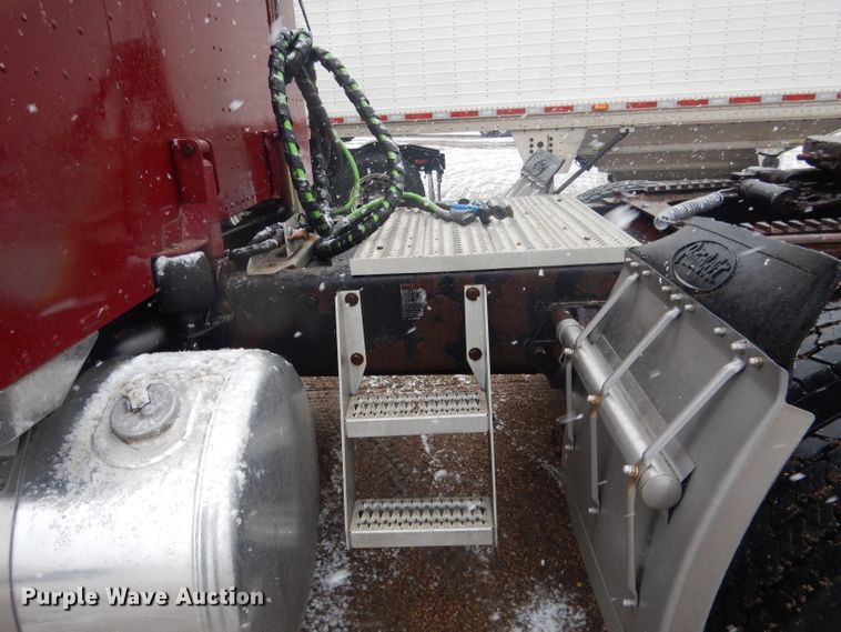 image for item DG5928 2001 Peterbilt 379 semi truck