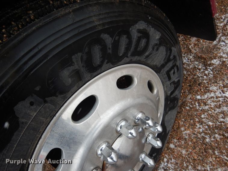 image for item DG5928 2001 Peterbilt 379 semi truck