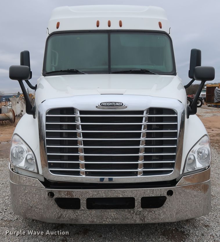 image for item DH0840 2014 Freightliner Cascadia 125 semi truck