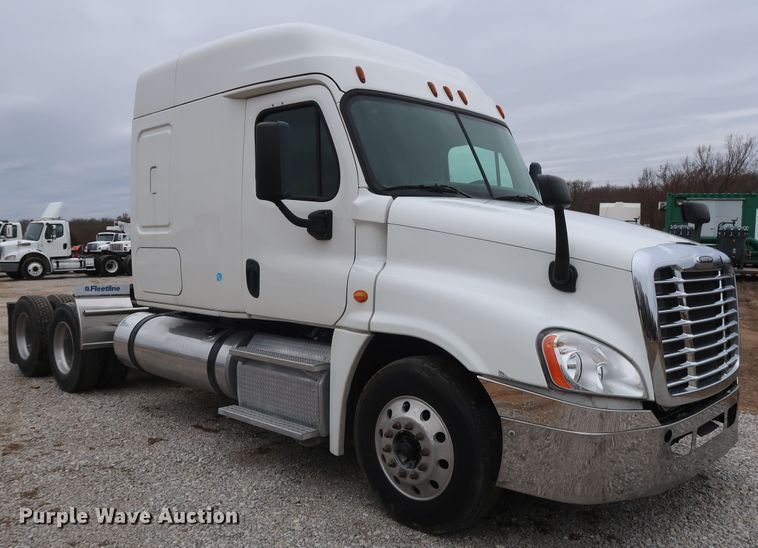 image for item DH0840 2014 Freightliner Cascadia 125 semi truck