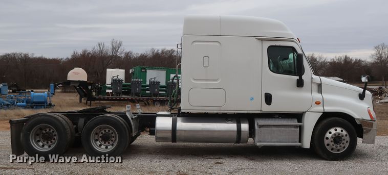 image for item DH0840 2014 Freightliner Cascadia 125 semi truck