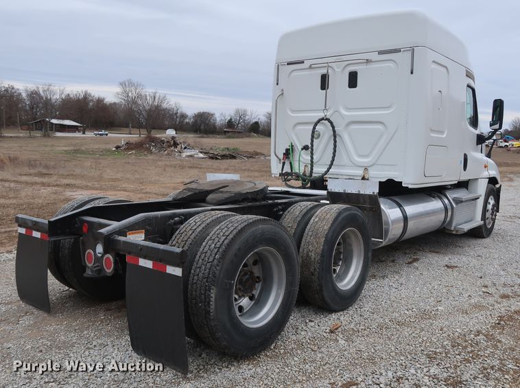 image for item DH0840 2014 Freightliner Cascadia 125 semi truck