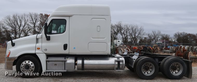image for item DH0840 2014 Freightliner Cascadia 125 semi truck