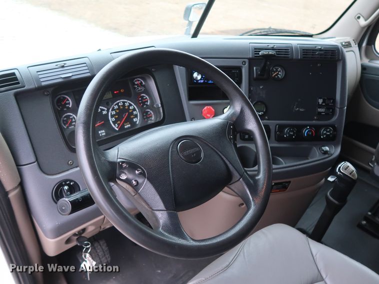 image for item DH0840 2014 Freightliner Cascadia 125 semi truck