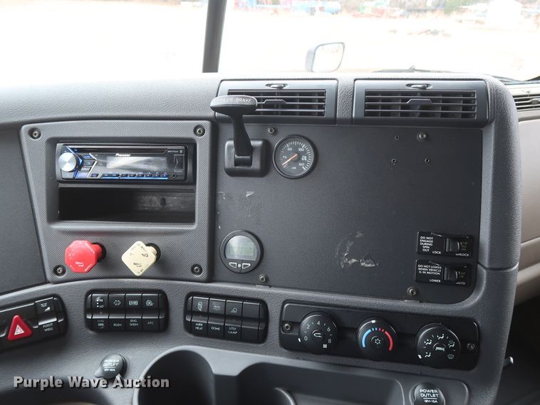 image for item DH0840 2014 Freightliner Cascadia 125 semi truck