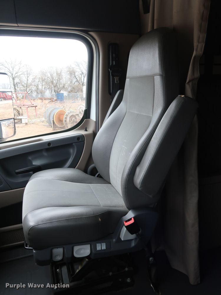 image for item DH0840 2014 Freightliner Cascadia 125 semi truck