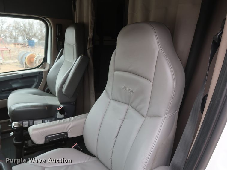 image for item DH0840 2014 Freightliner Cascadia 125 semi truck