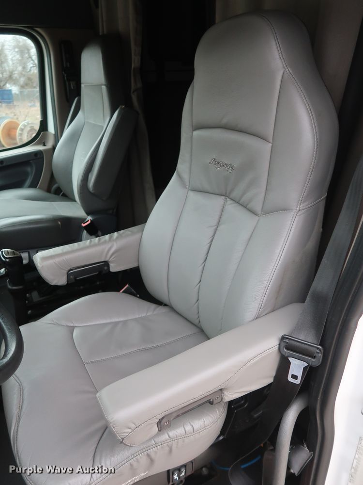 image for item DH0840 2014 Freightliner Cascadia 125 semi truck