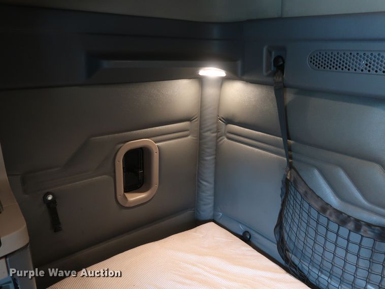 image for item DH0840 2014 Freightliner Cascadia 125 semi truck