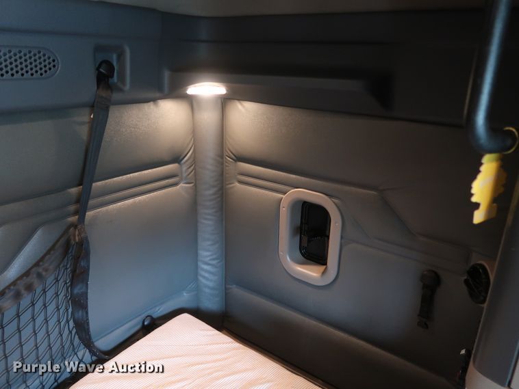 image for item DH0840 2014 Freightliner Cascadia 125 semi truck