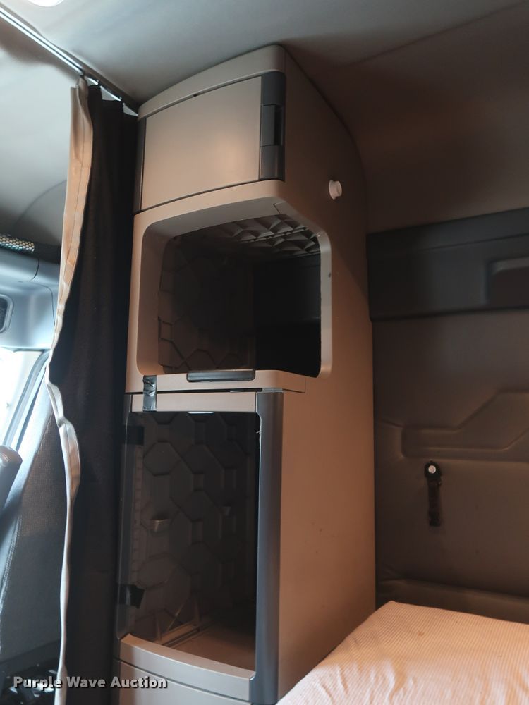 image for item DH0840 2014 Freightliner Cascadia 125 semi truck